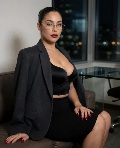 Vivienne, 42